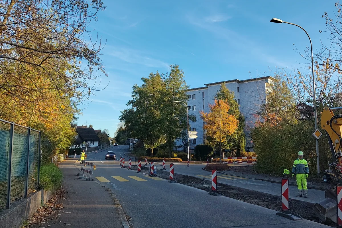 Man sieht eine Baustelle und einen gesperrten Fussgängerstreifen.